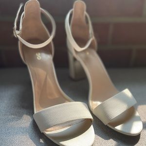 Aldo high heels withe and gold shoes. Barely worn. Size 39 UK 9